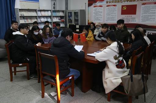 说明: C:\Users\Administrator\Desktop\tyc33455cc太阳成集团党日活动-王嫚嫚\tyc33455cc太阳成集团党日活动-王嫚嫚\党日活动开会环节 (3).JPG