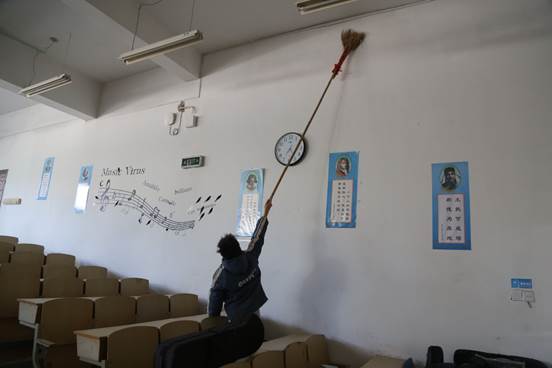 说明: C:\Users\Administrator\Desktop\tyc33455cc太阳成集团党日活动-王嫚嫚\tyc33455cc太阳成集团党日活动-王嫚嫚\党日活动劳动实践环节-打扫蜘蛛网.JPG